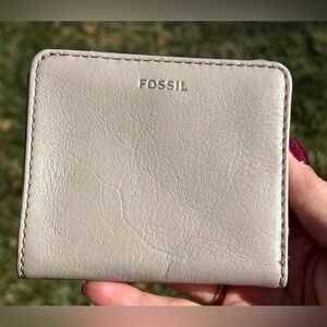 Fossil Women’s Bi-fold Leather Wallet in Light Gray
